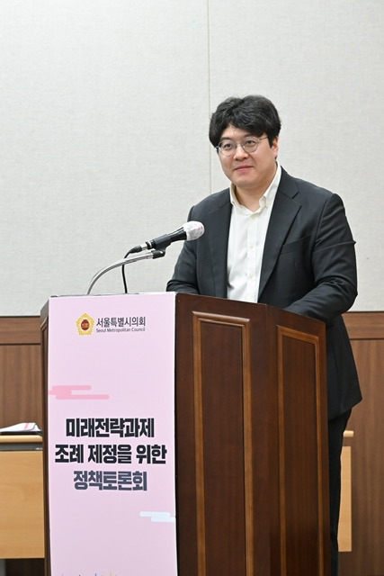 지난 14일 개최된 미래전략과제 조례 제정을 위한 정책토론회’에서 인사말을 하는 김동욱 의원