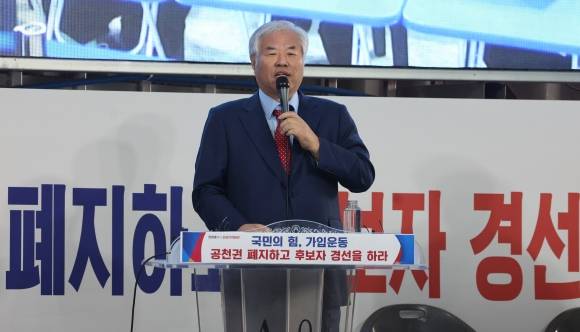 기자회견 하는 전광훈 목사 - 전광훈 사랑제일교회 목사가 17일 서울 성북구 사랑제일교회에서 기자회견을 하고 있다. 2023.4.17 연합뉴스