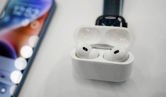 애플 에어팟은 무선 이어폰 시장을 키운 1등공신이다.[사진=뉴시스]