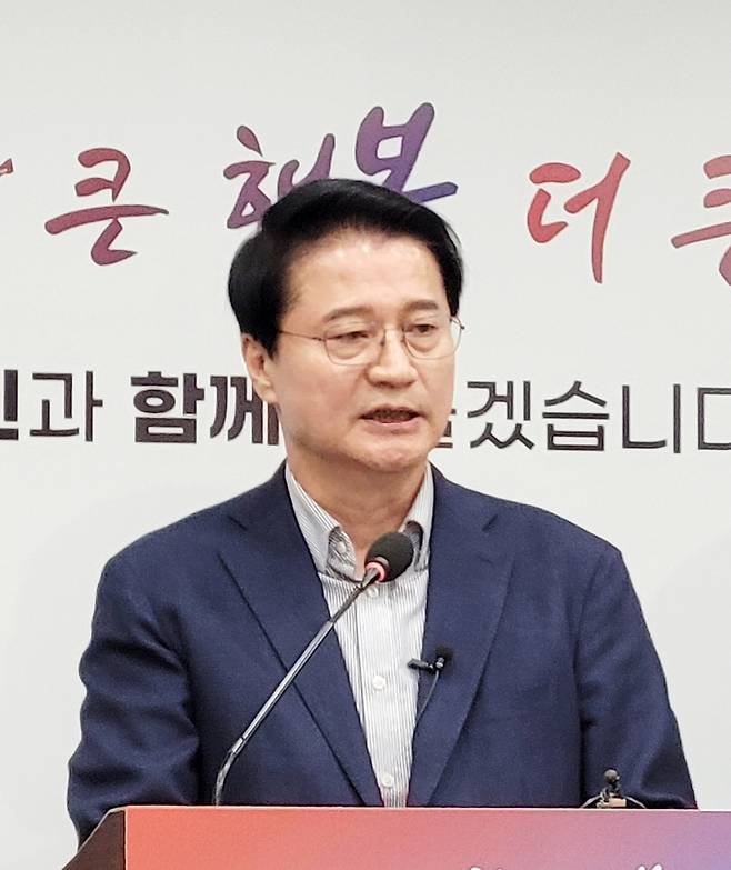 기자회견 하는 원창묵 민주당 원주시갑 지역위원장 [촬영 이재현]