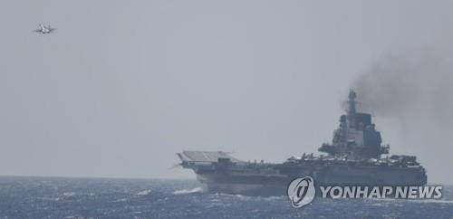태평양에서 훈련하는 중국 항공모함 랴오닝함  [일본 통합막료감부 제공. 재판매 및 DB 금지]
