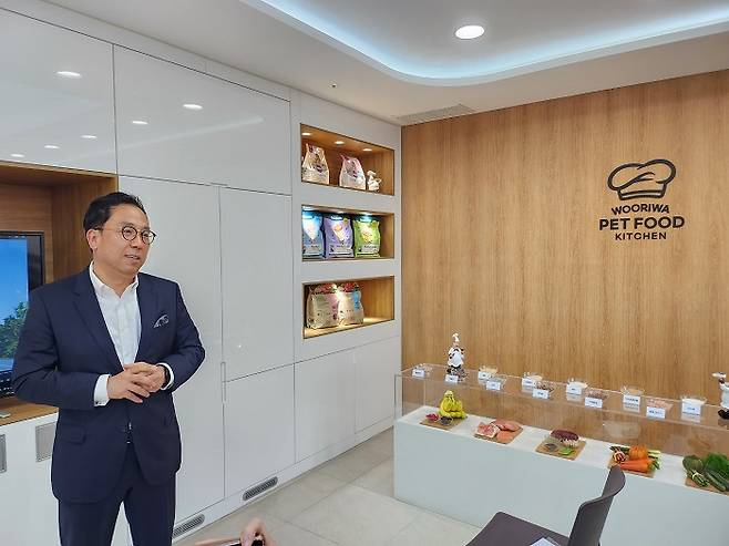 우리와 펫푸드 키친에 대해 설명 중인 최광용 우리와 대표/사진=김아름 기자 armijjang@