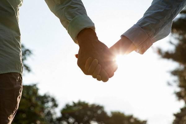 여자는 중년에 갱년기를 겪으면서 건강의 중요성을 절감하지만 남자는 노년기에도 음주-흡연, 운동 부족 등 나쁜 생활습관을 반복한다. 남녀의 기대수명 차이를 좁히기 위해서는 남자들의 변화가 필요하다. [사진=클립아트코리아]