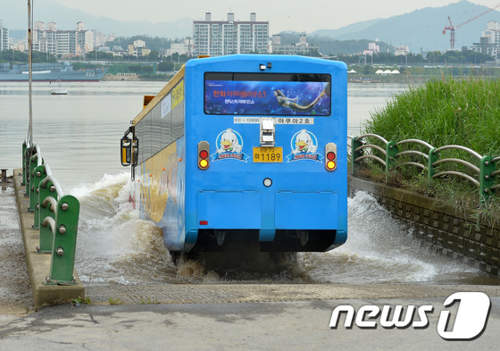 수륙양용버스인 아쿠아버스가 한강으로 입수하고 있다.  2017.7.27/뉴스1 ⓒ News1 구윤성 기자