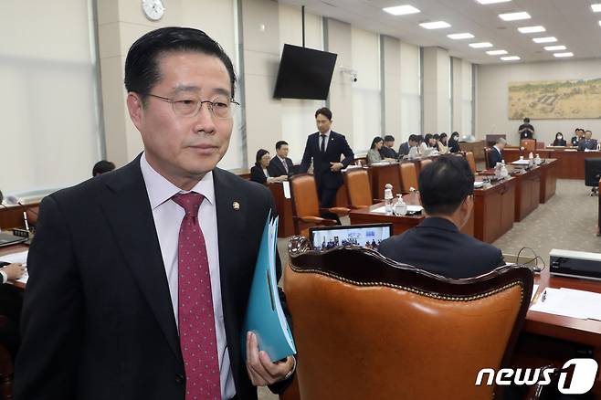 이태규 국민의힘 교육위원회 간사와 김병욱의원이 17일 오후 서울 여의도 국회에서 열린 교육위원회 안건조정위원회에서 민형배 무소속 의원의 참석에 항의 후 회의장을 나서고 있다. 2023.4.17/뉴스1 ⓒ News1 황기선 기자