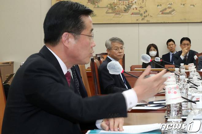 민형배 무소속 의원이 17일 오후 서울 여의도 국회에서 열린 교육위원회 안건조정위원회에서 이태규 국민의힘 교육위원회 간사의 발언을 경청하고 있다. 2023.4.17/뉴스1 ⓒ News1 황기선 기자