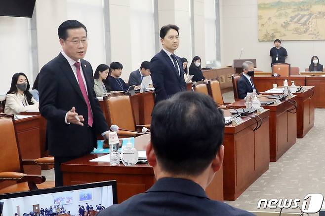 이태규 국민의힘 교육위원회 간사와 김병욱의원이 17일 오후 서울 여의도 국회에서 열린 교육위원회 안건조정위원회에서 민형배 무소속 의원의 참석에 항의하고 있다. 2023.4.17/뉴스1 ⓒ News1 황기선 기자