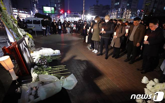 6일 저녁 인천시 미추홀구 주안역 광장에서 전세사기 피해자 사망 추모식이 열리고 있다. 2023.3.6/ 뉴스1 ⓒ News1 정진욱 기자