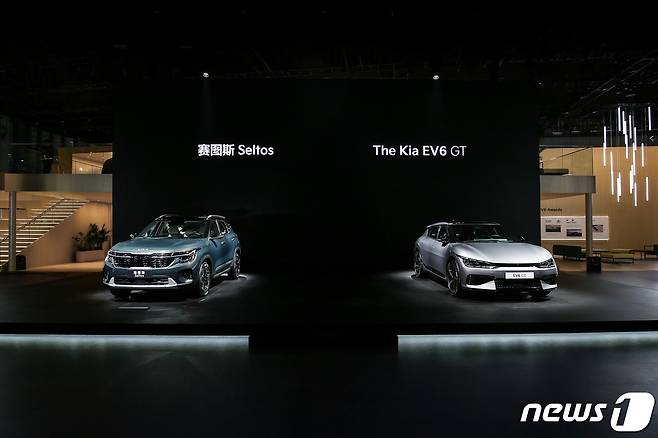 기아가 2023 상하이 모터쇼에서 공개한 ‘셀토스 상품성 개선 모델’과 ‘EV6 GT’.(기아 제공)ⓒ 뉴스1