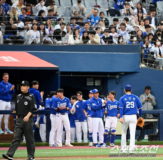 2023 KBO리그 삼성 라이온즈와 키움 히어로즈의 경기가 18일 고척스카이돔에서 열렸다. 삼성 백정현이 7회말 수비를 마친 후 덕아웃으로 향하고 있다. 고척=허상욱 기자wook@sportschosun.com/2023.04.18/