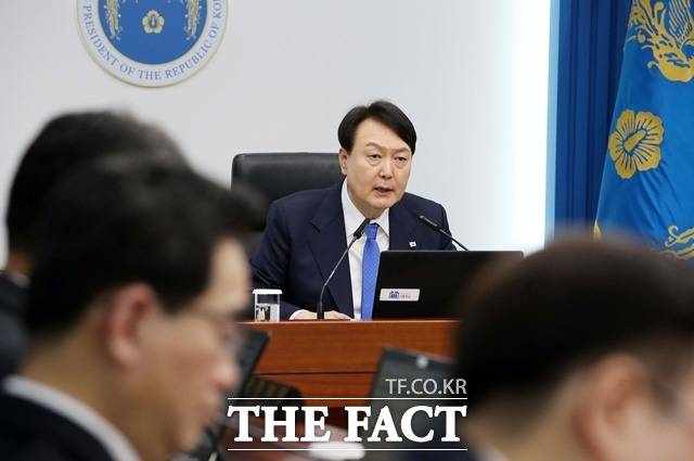 윤석열 대통령이 18일 오전 서울 용산 대통령실 청사에서 열린 국무회의에서 모두 발언을 하고 있다. /뉴시스