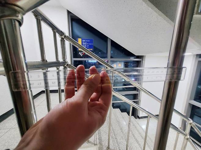 사고가 벌어진 대구 수성구 호텔 비상계단 난간의 넓이. 현행 건축 설계 관련 규정인 폭 10㎝의 약 2.7배에 달한다. [이미지출처=연합뉴스]