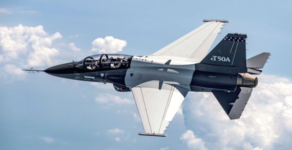 한국항공우주산업(KAI)과 미 록히드마틴의 미국 수출형 T-50A 고등훈련기가 미국 사우스캐롤라이나주 록히드마틴 비행기술센터에서 시험 비행을 하고 있다.  T-50A는 2018년 미 차기고등훈련기 사업에서 안타깝게 탈락했었다. /KAI 제공