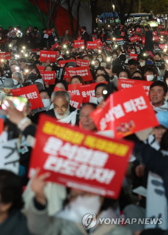 지난 10일 오후 서울시청 앞에서 천주교정의구현전국사제단 비상대책위원회 관계자 등이 정부 규탄 월요 시국 기도회를 하고 있다. <연합뉴스>