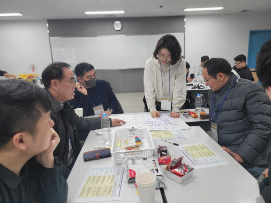 태광산업과 대한화섬이 사내 교육장 및 울산 공장에서 '세대별 맞춤 프로그램'을 진행했다. 태광산업 제공