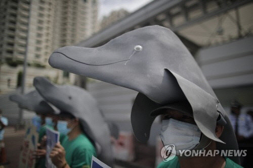 눈물 흘리는 돌고래 모자 쓴 채 일본의 포경을 규탄하는 환경단체 회원들. [EPA=연합뉴스]