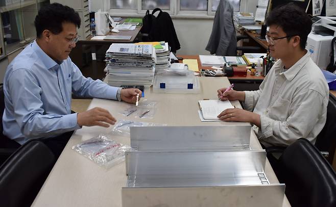 한국재료연구원 연구진이 알멕 배터리셀 하우징용 압출재 개발 지원 과제 회의를 하고 있다.