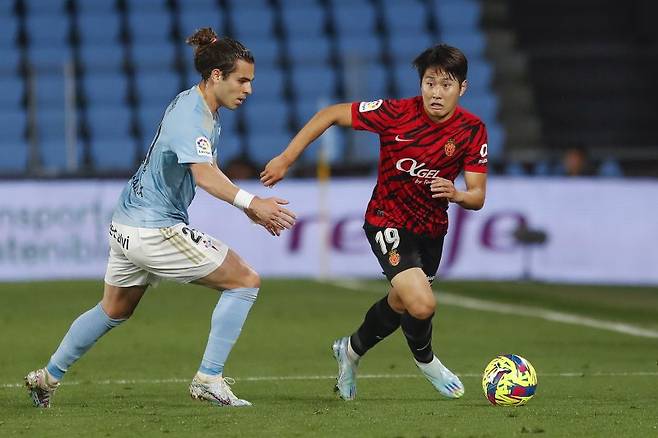 epa10577648 Mallorca´s Kang-In Lee (R) in action against Celta´s Goncalo Paciencia (L) during the Spanish LaLiga soccer match between RC Celta and RCD Mallorca, in Vigo, Galicia, nortwest Spain, 17 April 2023. EPA/Salvador Sas /사진=연합 지면외신화상