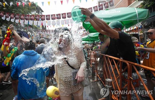 태국 송끄란 축제에서 물 세례 맞는 시민. / 사진=연합뉴스