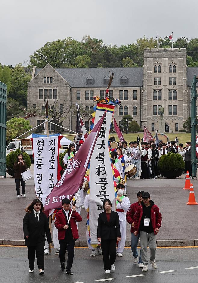 18일 오후 서울 성북구 고려대학교에서 열린 4·18 학생의거 기념 구국 대장정에 참가한 학생들이 4·19 민주묘지를 향해 힘차게 출발하고 있다. 4·18 학생의거는 1960년 3·15 부정선거와 자유당 독재를 규탄하기 위해 같은 해 4월 18일 고려대 학생 3000여 명이 태평로 국회의사당까지 행진한 시위다. 신소영 기자