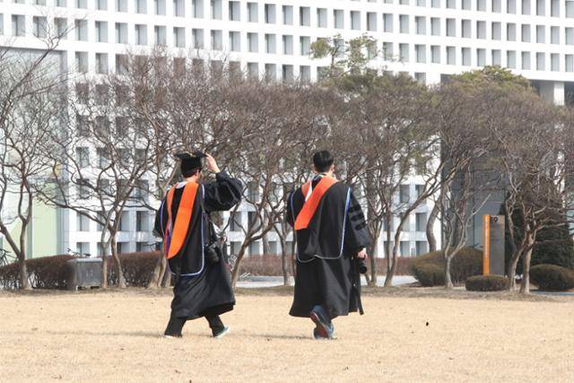 대전 한국과학기술원(KAIST) 본원에서 2023학년도 학위수여식이 열린 가운데, 졸업생들이 이야기를 나누며 교정을 걷고 있다. 연합뉴스