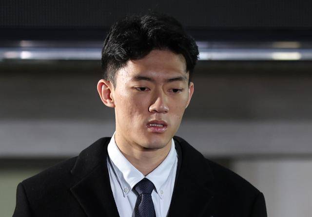 전두환 전 대통령 손자 우원씨가 지난달 29일 마약 투약 혐의 관련 조사를 마치고 서울 마포경찰서를 나서며 취재진의 질문에 답하고 있다. 뉴스1