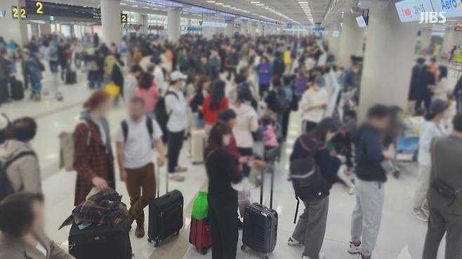 오늘(18일) 오전 제주국제공항에 항공기 결항으로 탑승객들이 대기 중인 모습 (사진, 권민지 기자)