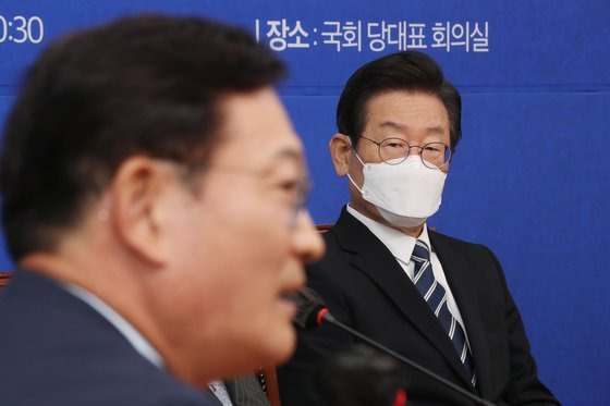 더불어민주당 이재명 대표가 지난해 9월 국회에서 열린 상임고문단 간담회에서 송영길 상임고문의 발언을 듣고 있다. 김경록 기자