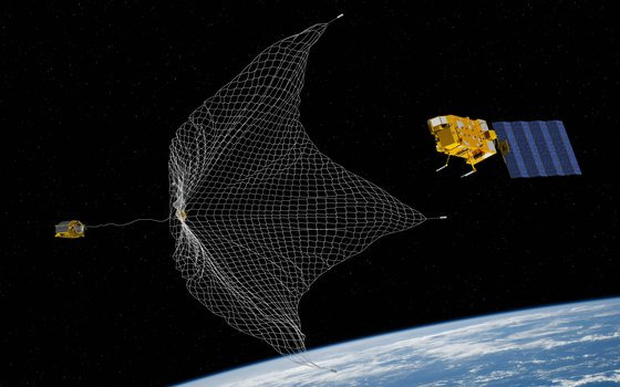 거대한 그물로 망가진 인공위성을 수거하는 모습. 사진 유럽우주국(ESA)