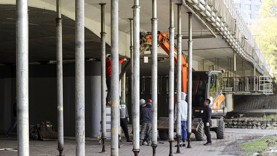 지난 8일 오후 경기 성남시 분당구의 교량인 궁내교 보행로 아래에 하중 분산을 위한 임시 지지대(잭서포트)가 설치됐다. 연합뉴스