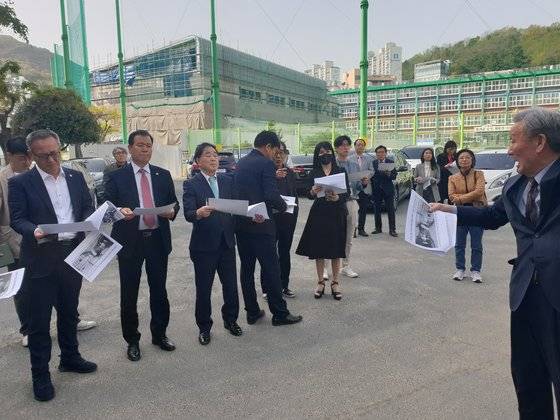 지난 13일 경남 창원시 마산합포구 무학초등학교 앞에서 경남도, 창원시, 경남교육청, 경남도의회, 3ㆍ15의거 관련 단체 등 관계자들이 모여 '무학초 총격 담장' 복원을 논의하고 있다. [사진 경남도의회]