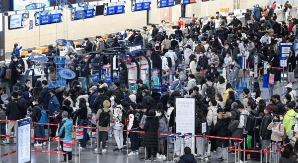 부산 김해국제공항 국제선 청사가 항공편 탑승수속을 밟는 여행객들로 북적이고 있다. 국제신문DB