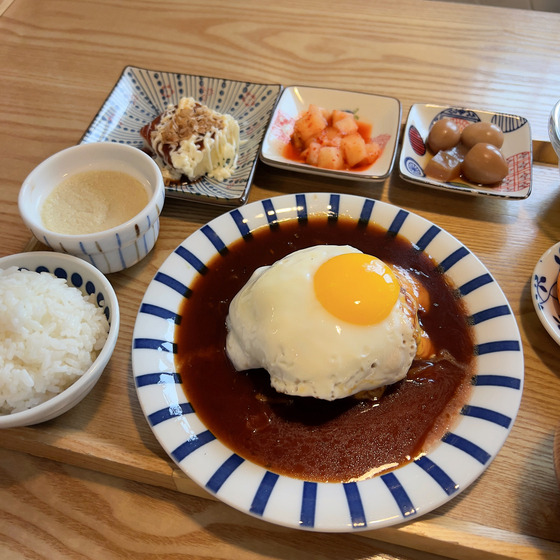 Hamburg steak sold at Yoonhwi Sikdang, with extra side dishes that can be ordered for 2,500 won ($1.90). [LEE TAE-HEE]