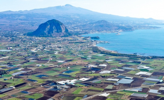 지난 3일 제주 서귀포시 대정읍 상공에서 바라본 한라산과 산방산, 제주 들판이 시선을 사로 잡고 있다. 뉴시스