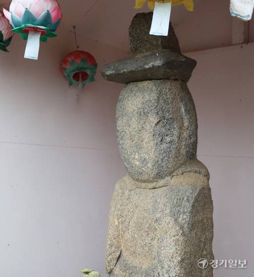 평택 정토사가 용화전에 봉안된 석조미륵입상(돌미륵)에 대해 경기도문화재 등재를 신청했다. 사진은 정토사로 옮겨지기 전 소사동에 있던 돌미륵. 안노연기자