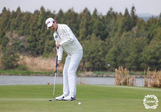 빗자루 형태의 브룸스틱 퍼터로 부활에 도전하는 김시원.[KLPGA 제공]