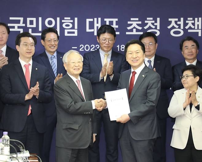 한국경영자총협회가 18일 서울 경총회관에서 개최한 김기현 국민의힘 대표 초청 정책간담회에서 손경식 경총 회장(앞줄 왼쪽)이 김 대표(오른쪽)에게 정책 건의서를 전달하고 있다. <경총>