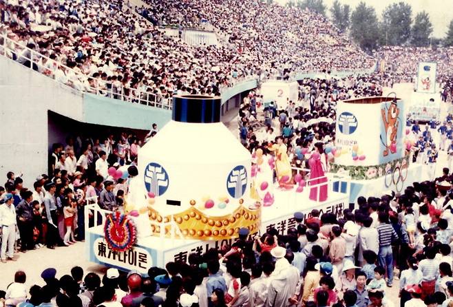 과거 울산공업축제 퍼레이드 모습. 공업축제는 올해 35년 만에 부활해 6월 1일에 열린다.  울산시