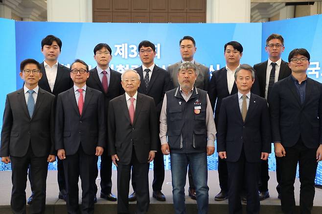 한국경영자총협회가 주최한 제35회 한국노사협력대상 시상식이 18일 서울 한국프레스센터에서 열려 수상자 등이 기념촬영을 하고 있다. 앞줄 왼쪽부터 김문수 경제사회노동위원회 위원장, 조영철 HD현대인프라코어 대표, 손경식 경총 회장, 김동명 한국노총 위원장, 안병옥 한국환경공단 이사장, 강대빈 한국환경공단 노조위원장. 뒷줄 왼쪽부터 안재선 HD현대인프라코어 노조위원장, 최용하 코미코 대표, 송명상 코미코 근로자 대표, 강성현 롯데마트 대표, 최석주 롯데마트 노조위원장, 천대필 한국환경공단 노조위원장.  이충우 기자