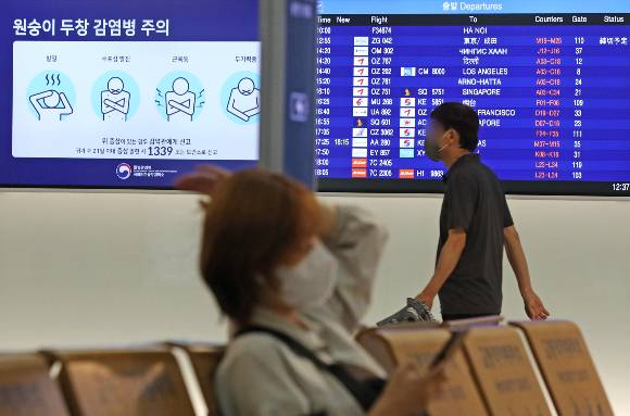 원숭이두창(엠폭스)의 지역사회 확산세가 이어지고 있다. 확진자 13명 중 8명이 지역사회 감염자다. 2022년 6월22일 국내 첫 엠폭스 확진자가 발생한 다음날인 23일 인천공항 제1터미널 출국장 TV에 엠폭스 감염병 주의 안내 화면이 나오고 있다. /사진=뉴스1