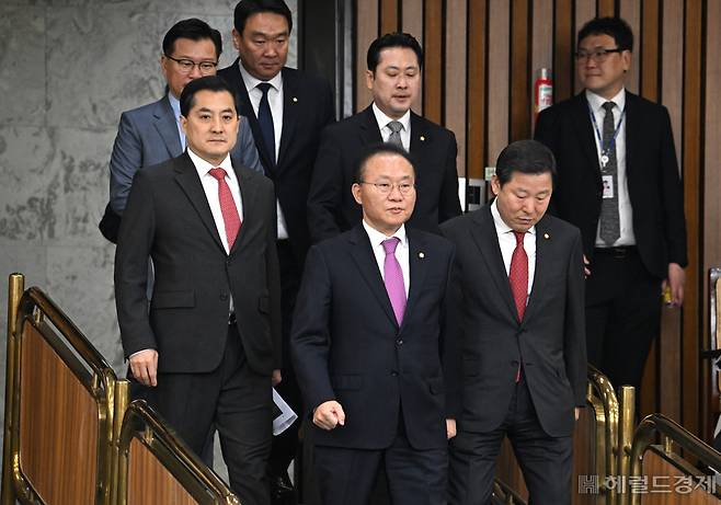 윤재옥 국민의힘 원내대표와 원내 지도부가 18일 서울 영등포구 여의도 국회의사당 본청에서 열린 국민의힘 원내대책회의에 참석하고 있다. 임세준 기자