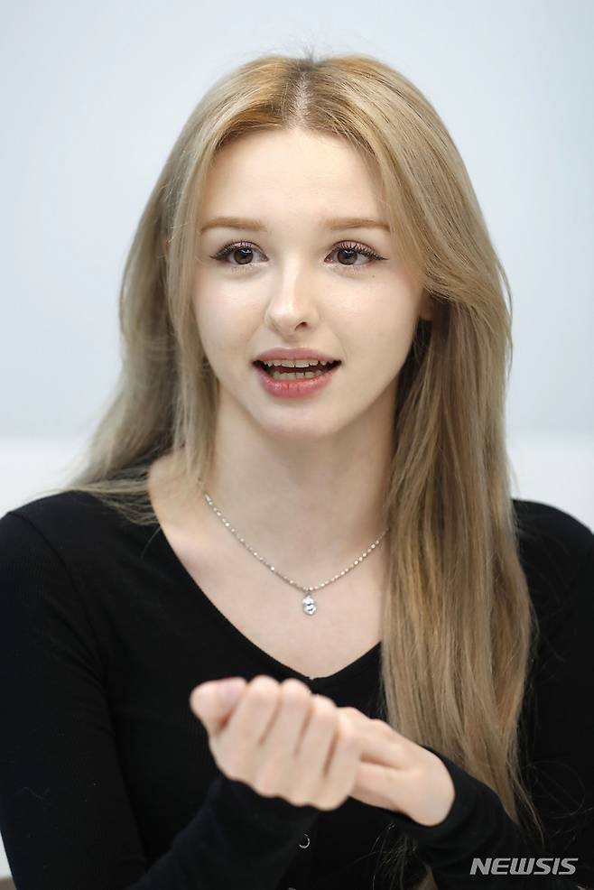 [서울=뉴시스] 최동준 기자 = 모델 겸 크리에이터 카리모바 엘리나가 지난 10일 서울 마포구 한 스튜디오에서 뉴시스와 인터뷰를 하고 있다. 2023.04.10. photocdj@newsis.com