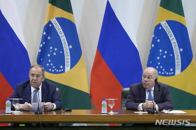 [브라질리아=AP/뉴시스] 세르게이 라브로프 러시아 외무장관과 마우로 비에이라 브라질 외무장관이 17일(현지시간) 브라질리아에서 회담 후 공동 기자회견을 하고 있다. 2023.04.18.