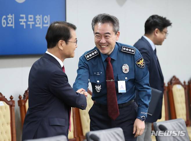 [서울=뉴시스] 전신 기자 = 이정식 고용노동부 장관과 윤희근 경찰청장이 18일 서울 용산 대통령실 청사에서 열린 국무회의에 앞서 인사하고 있다. 2023.04.18. photo1006@newsis.com