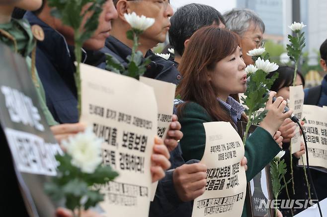 [서울=뉴시스] 권창회 기자 = 안상미 미추홀구 전세사기피해자 대책위원장이 18일 오전 서울 용산구 대통령실 인근에서 열린 전세사기-깡통전세 문제해결을 위한 시민사회대책위원회 출범 기자회견에서 발언하고 있다. 2023.04.18. kch0523@newsis.com