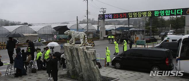 [원주=뉴시스] 김경목 기자 = 18일 오후 취재진과 경찰들이 방탄소년단(BTS) 제이홉(본명 정호석·29)이 입소하는 강원도 원주시 육군 제36보병사단 신병훈련소 위병소 백호 앞에서 제이홉을 기다리고 있다. 2023.04.18. photo31@newsis.com