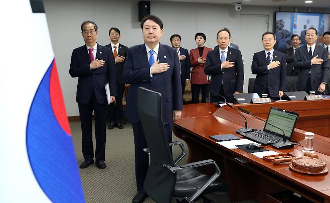 윤석열 대통령이 18일 서울 용산 대통령실 청사에서 열린 국무회의에서 국기에 경례하고 있다. 연합뉴스