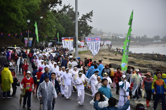 진도군 신비의 바닷길 축제는  1978년 1회를 시작으로 2019년 41회 축제까지 국내외 관광객 1583만 명(외국인 106만 명)이 이를 보기 위해 진도를 찾았다. 진도군 제공