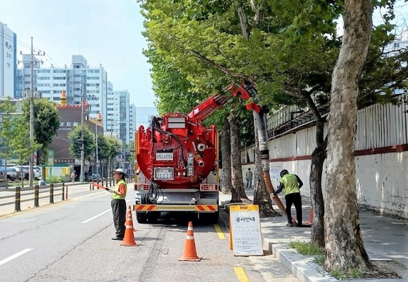 영등포구 관계자들이 구내 도로 하수관로 준설 작업을 하고 있다. 영등포구 제공