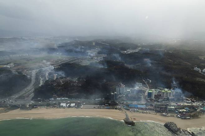 4월11일 오후 강원도 강릉시 안현동, 난곡동 일대. 펜션과 호텔, 주택가까지 불이 옮겨붙었다. ⓒ시사IN 이명익